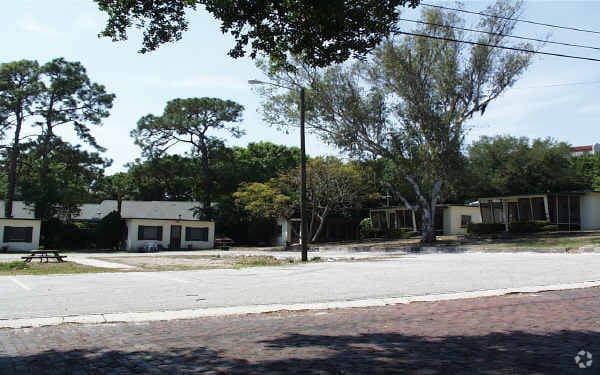 Primary Photo - 1513 Lake Tarpon Ave