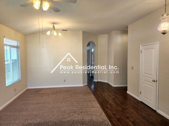 Foto del edificio - Very Nice 3bd/2b Elk Grove House with 2 Car Garage