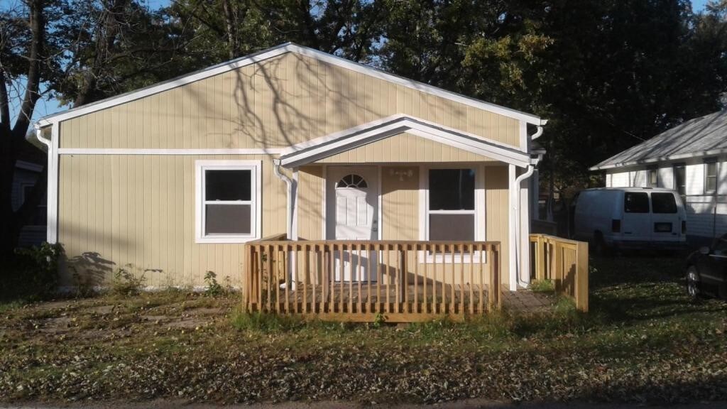 Primary Photo - 944 NW Lower Silver Lake Rd