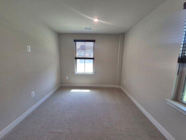 Foto del edificio - BEAUTIFUL END UNIT TOWNHOME IN NEW MARKET