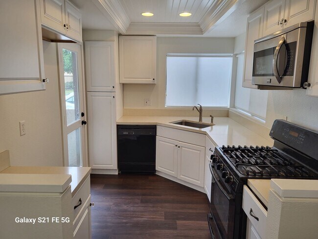 Building Photo - NEW PRICE REDUCTION!!! Beautiful Condo: 3 ...