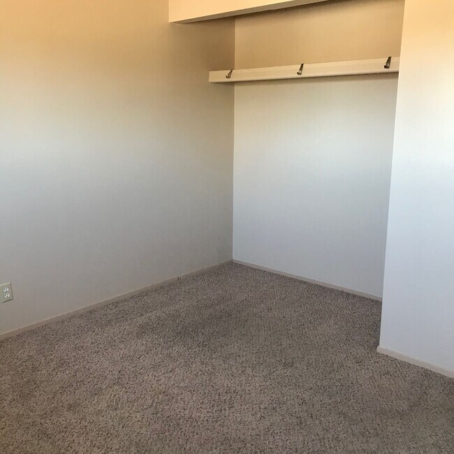 Photo du bâtiment - 3 Bed 1 Bath Unit in Red Deer, AB