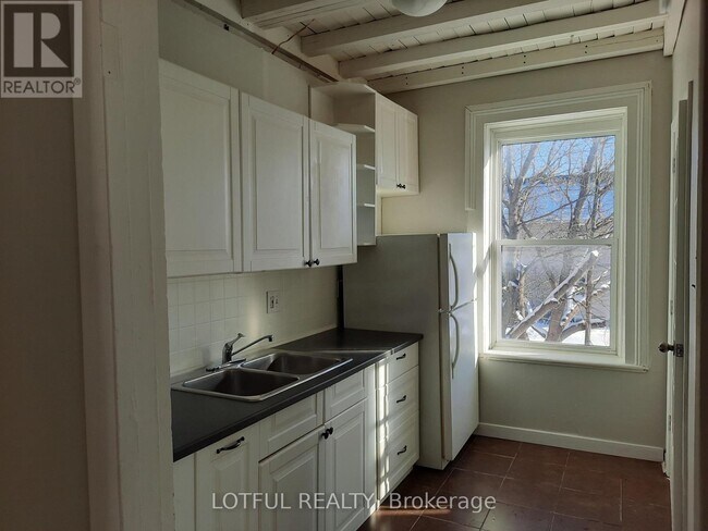 Photo du bâtiment - 2073 Dundas St