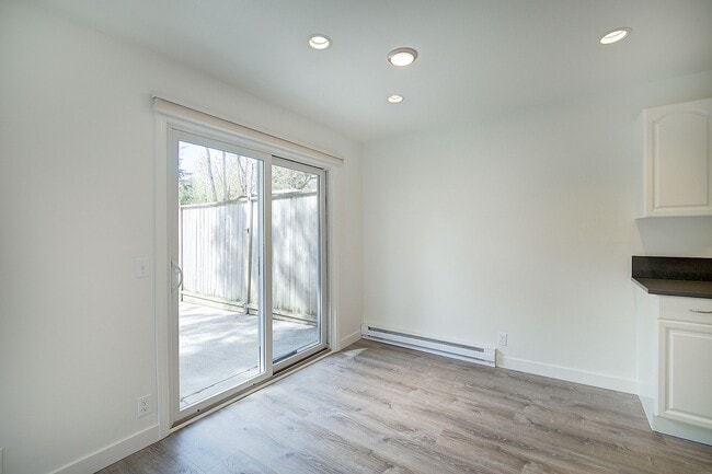 Building Photo - 2Bd/1Ba Issaquah Duplex