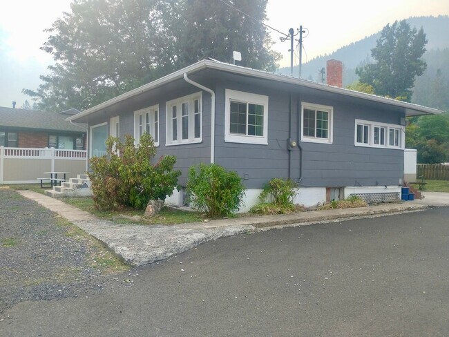 Foto del edificio - Charming Two-bedroom, One-bathroom home in Orofino, Idaho