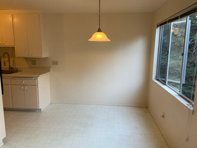 Comedor - 2923 Florence St