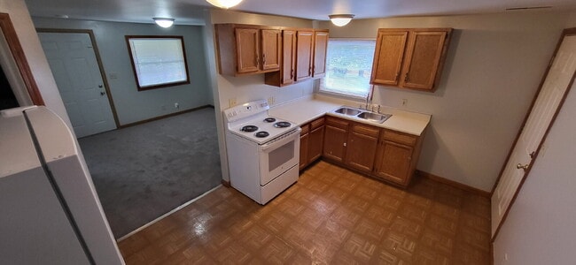 Building Photo - 2 Bedroom