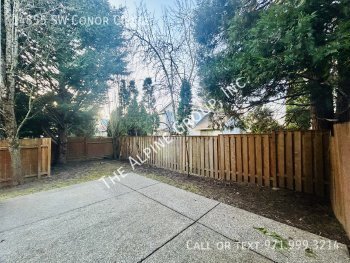 Foto del edificio - Updated end-unit townhome close to Nike!