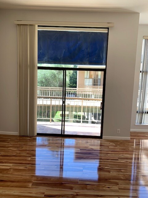 Foto del edificio - 320 N Civic Dr