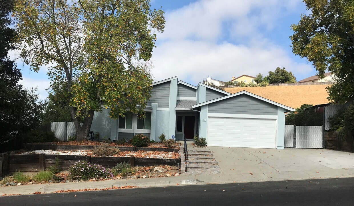 3 Bedroom Home in Hercules Hills w/ Huge B... House Rental in