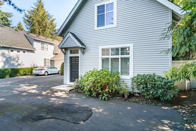 Foto del edificio - Beautiful & Peaceful Lake Oswego Townhome