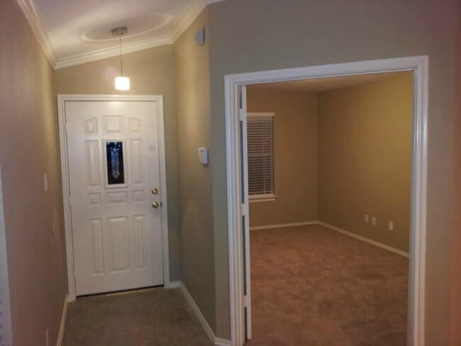 Building Photo - 204 Quail Hollow Dr