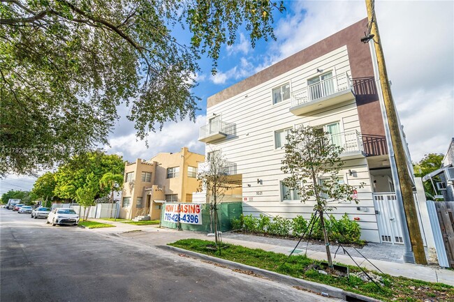 Foto del edificio - 1021 NW 1st St