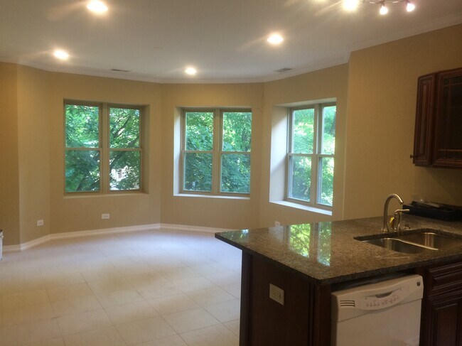 Building Photo - 2726 W Lunt Ave