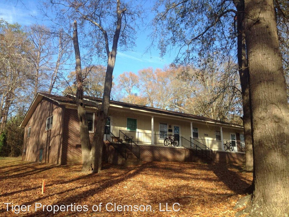 Primary Photo - 303 Crawford Ct