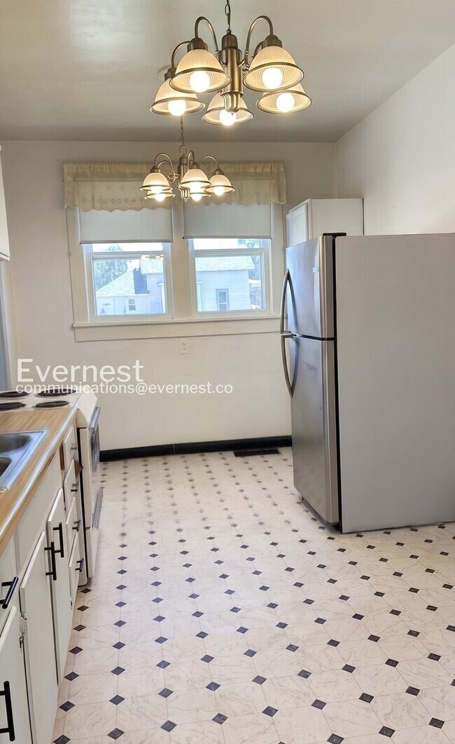 Building Photo - 2 Bed/1.5 Bath Home with Garage / Available Now!