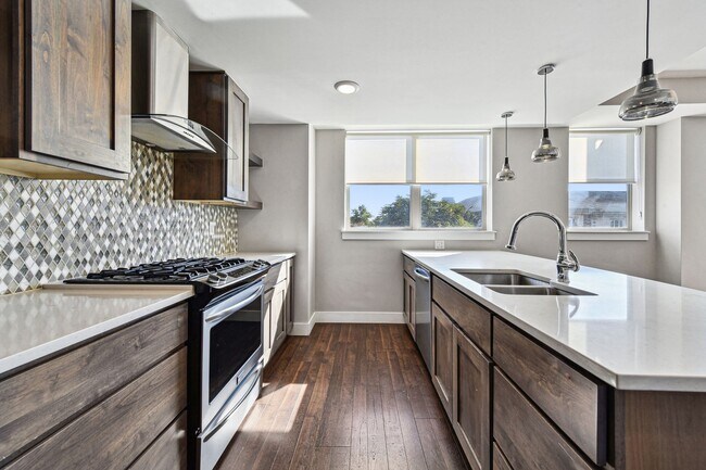 Building Photo - Spacious Luxury Living in City Park! 3Bd/2.5Ba