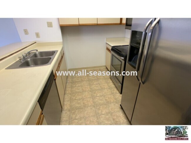 Building Photo - Southeast Townhome Close to Bases!