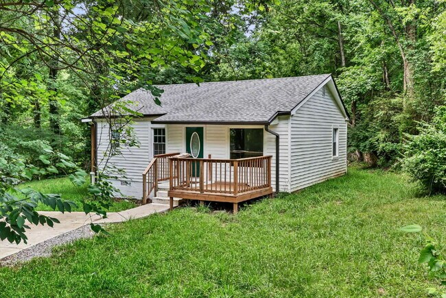 Foto del edificio - Charming 2-bed 1-bath home minutes from shopping, APSU, and dining.