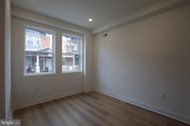 Building Photo - 1224 W Silver St