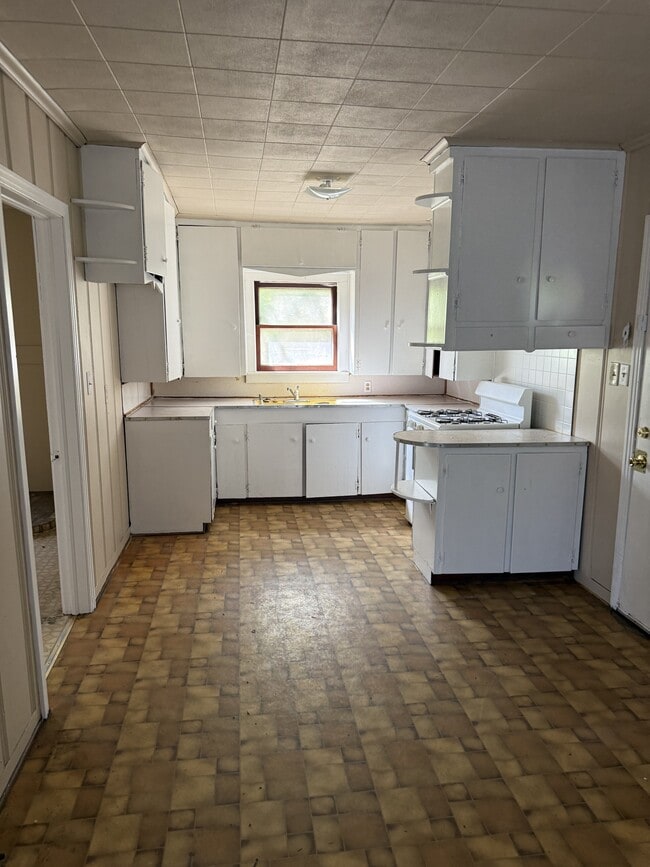 Foto del edificio - 145 Airport Rd