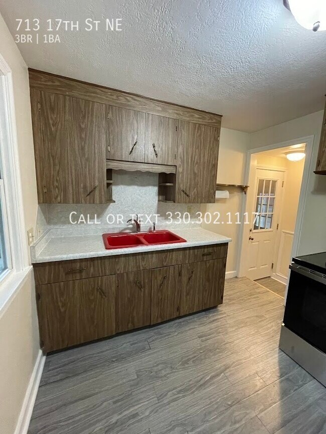Building Photo - Three bedroom one bathroom home for rent