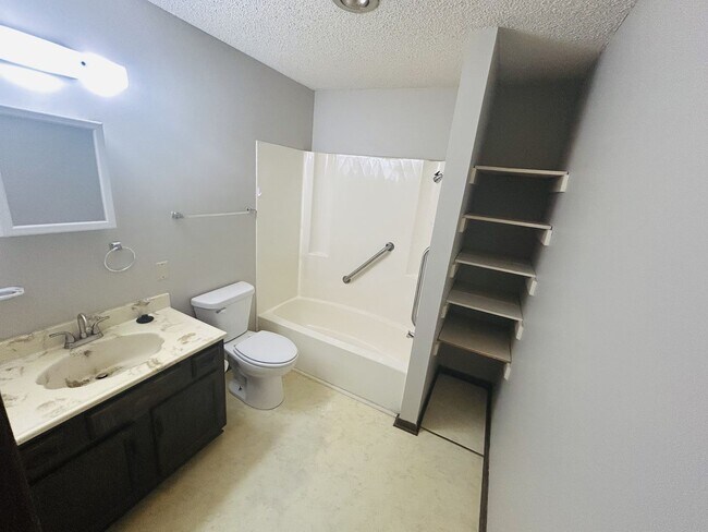 Building Photo - 2619 W 15th St N