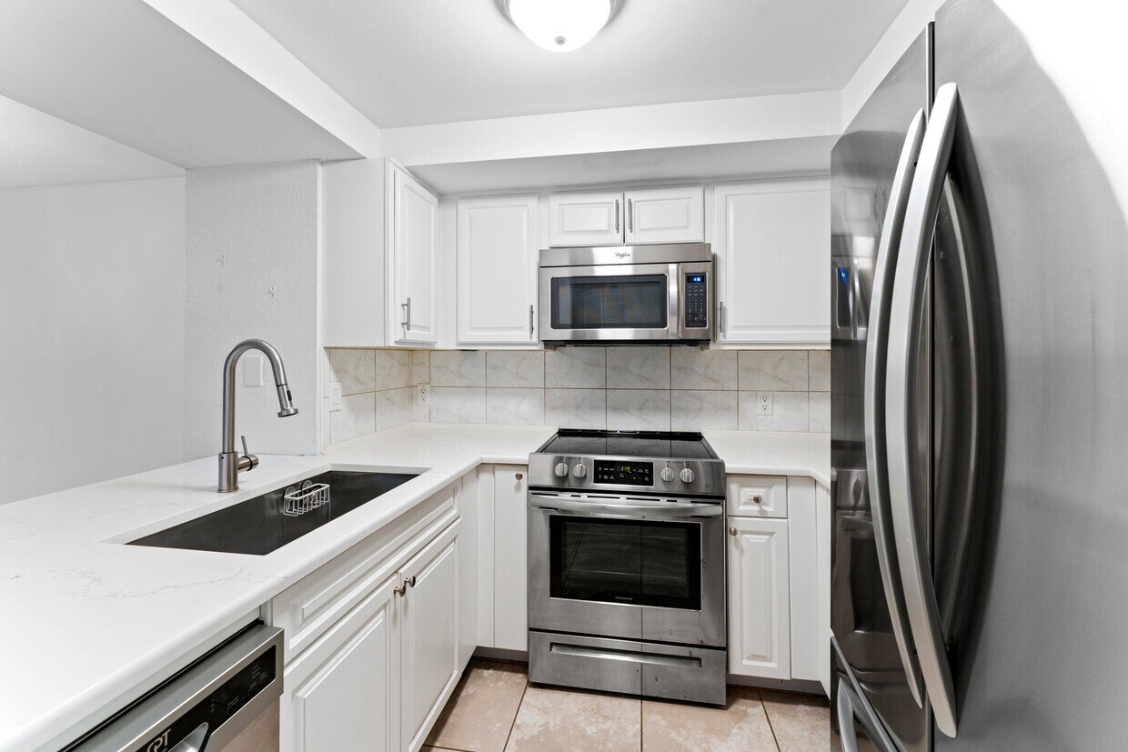 Primary Photo - 1500 SE Royal Green Cir