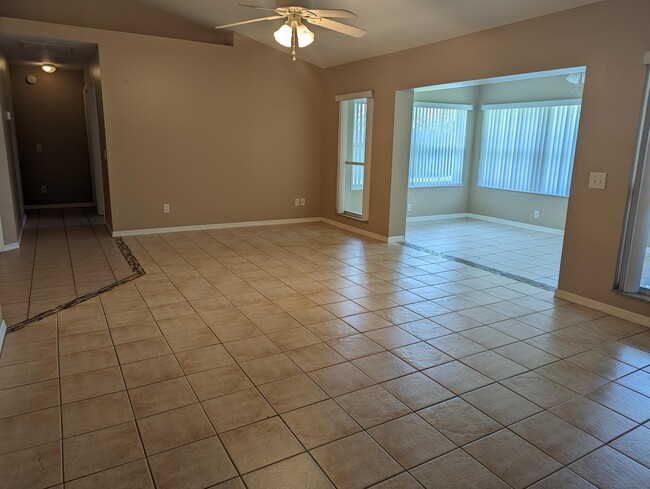 Building Photo - 1008 Jacaranda Cir