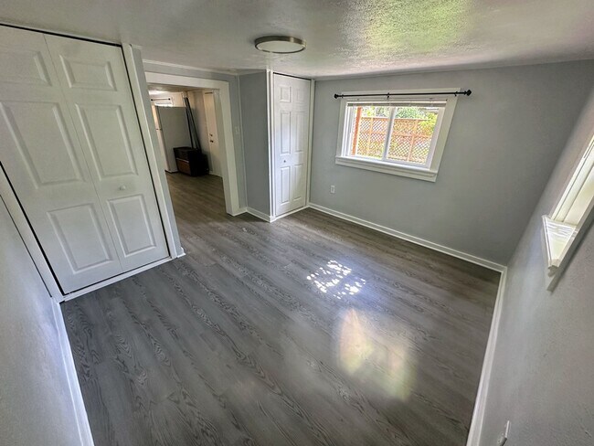 Foto del edificio - 833 1/2 Bross Street