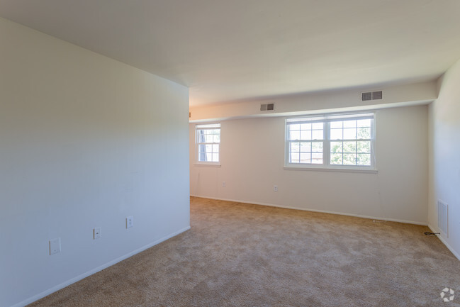 Living Room - Towne Point Apartments