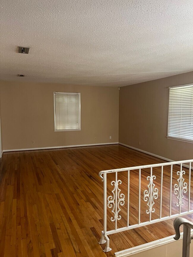 Foto del edificio - 110 Laurel Cir