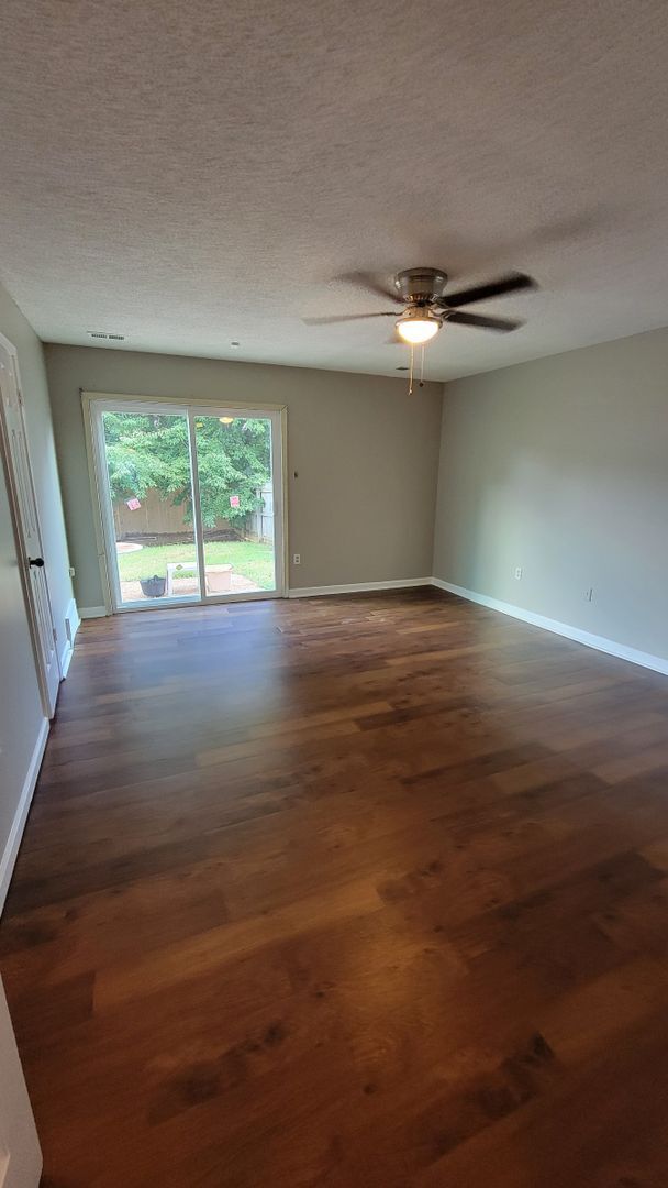 Building Photo - Spacious 2 bedroom, 2 bath town home for lease