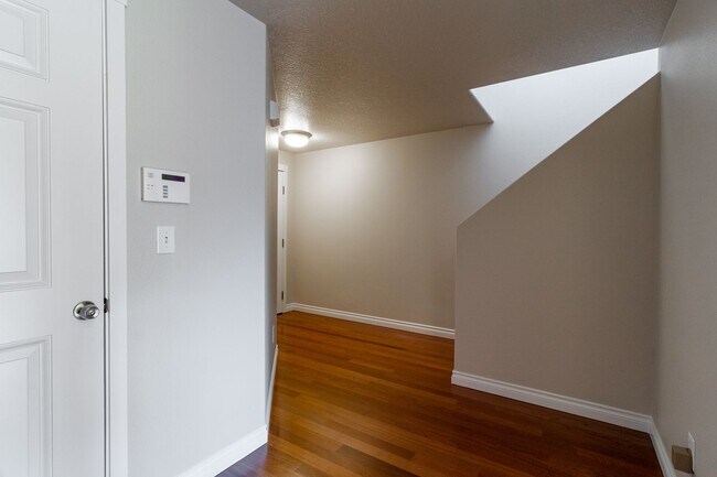 Building Photo - 3 Bed 2.5 Bath with Open Layout, SS Kitche...