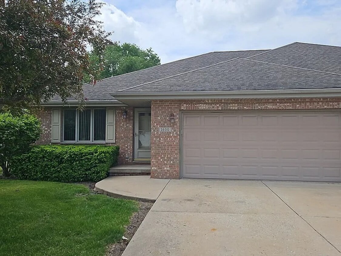 Primary Photo - 1600 Schubert Dr