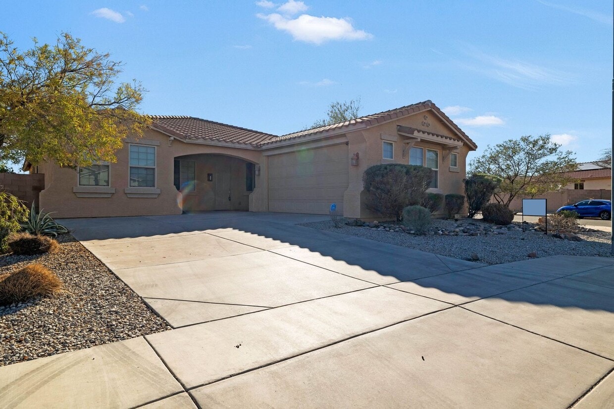 Gem In The Desert! 4 Bed, 3 Bath Laveen House Rental in Phoenix