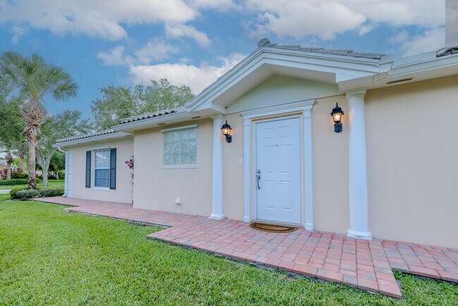Building Photo - 8502 SE Retreat Dr