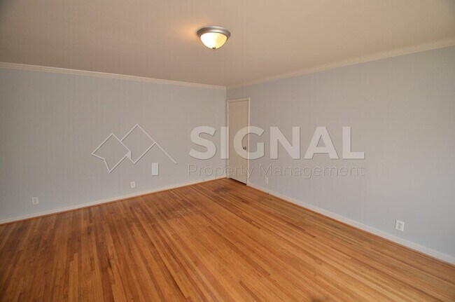 Building Photo - 725 Meadowbrook Dr