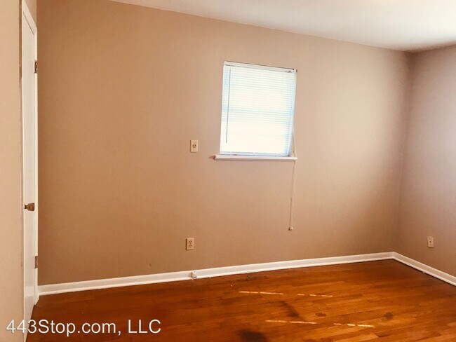 Building Photo - 800 N Easter Ln