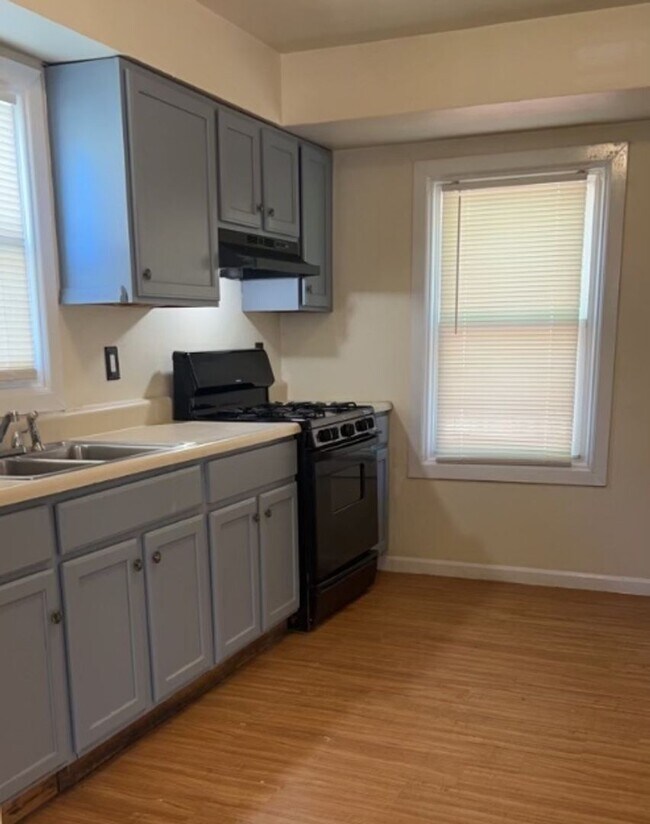 Building Photo - 3 Bedroom