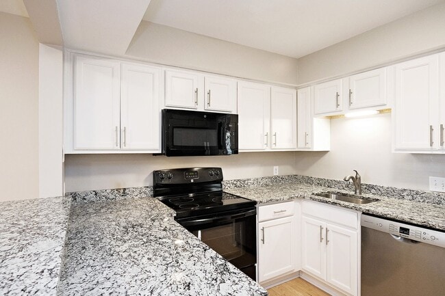 Building Photo - Move-in Ready End-Unit Stonehenge Townhome