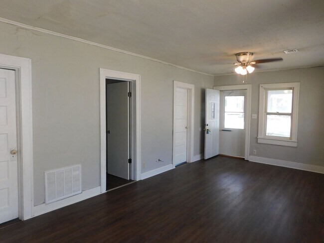 Foto del edificio - Fully Remodeled, Charming Home