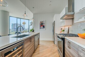 Building Photo - 2944 S Shepherd Dr