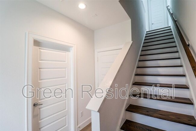 Building Photo - 2745 Clinton Dr