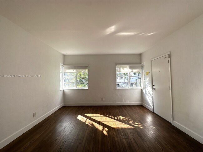 Foto del edificio - 969 Bay Dr