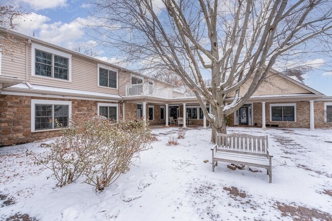 Building Photo - Introducing a charming 2-bedroom, 2.5-bath...