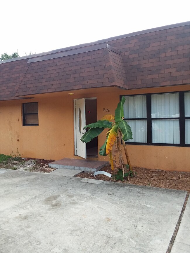 Aquí está tu puerta de entrada - 12126 Gibbs Rd