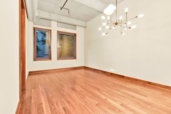 Building Photo - Impeccable Minimalist Design 4 bedroom 3 b...