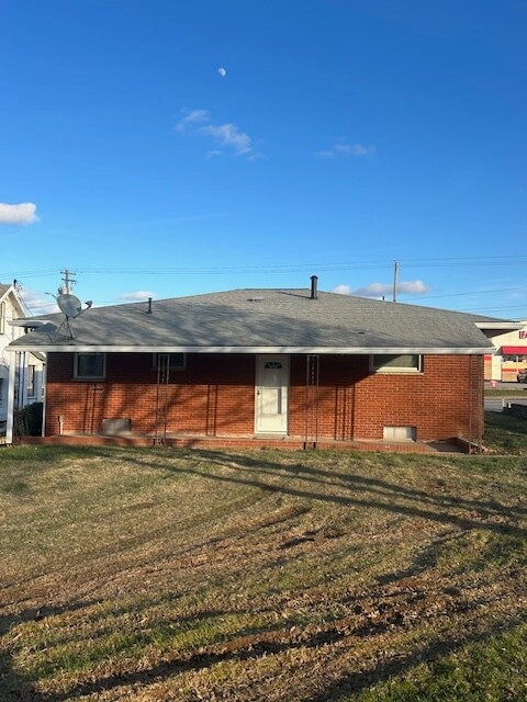 Parte trasera de la casa - 606 Division St