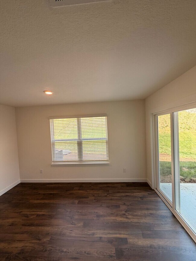 Foto del edificio - 7033 Randleman Dr